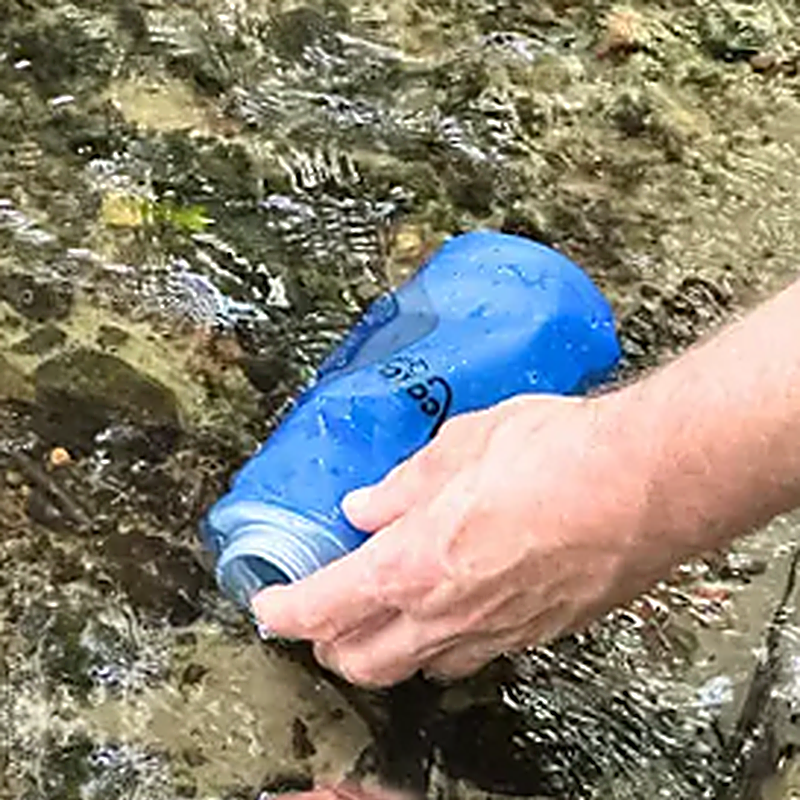 Outdoorszűrő (Acala Outdoorfilter Pro) kulaccsal patakvizet szűrve